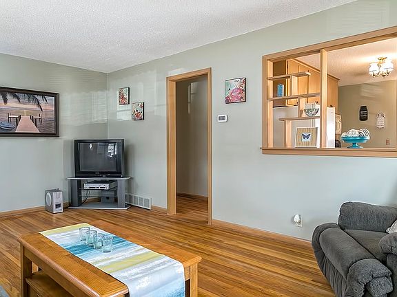 4th image of 120 21st Ave N