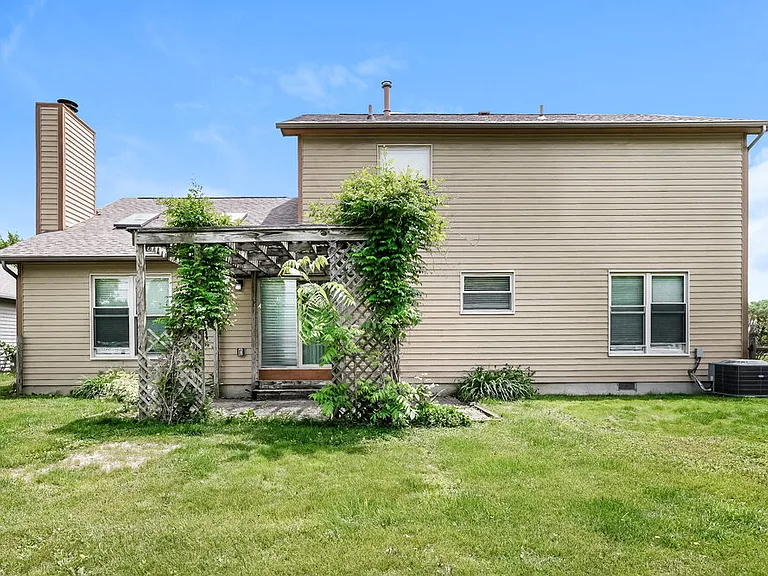 1127 Crestview St — Photo 17