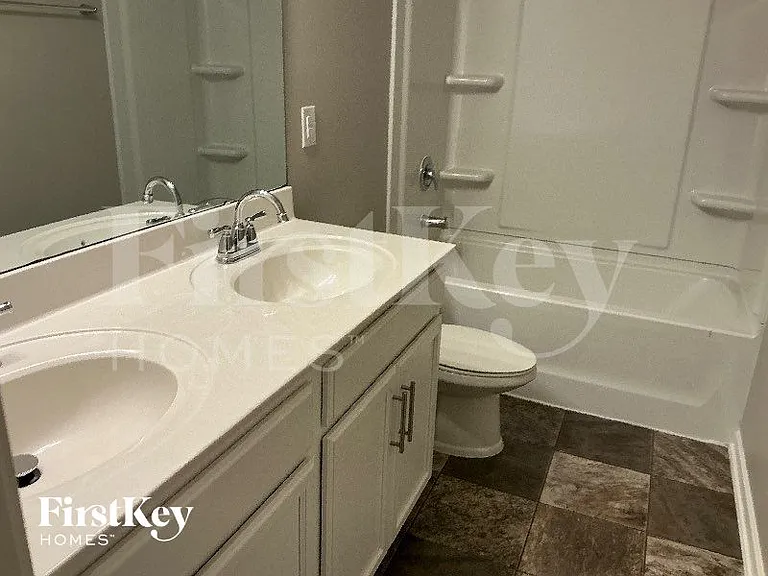 100 N Great White Way — Photo 10