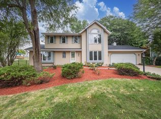 21840 Doneswood DRIVE, Waukesha, WI 53186