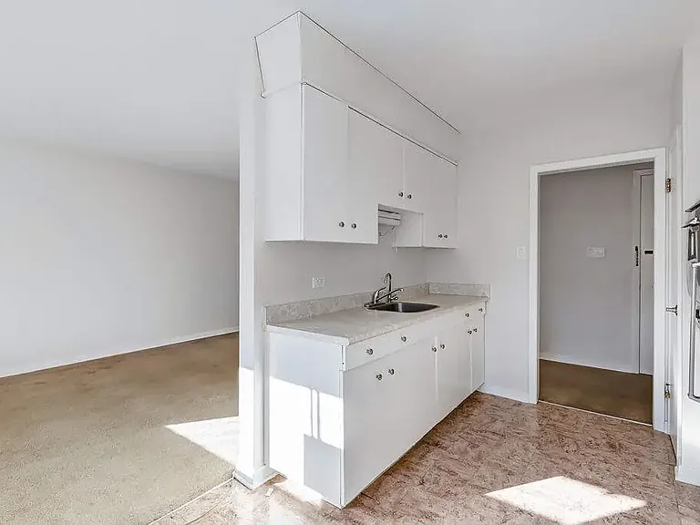 2220 Robinson St — Photo 23