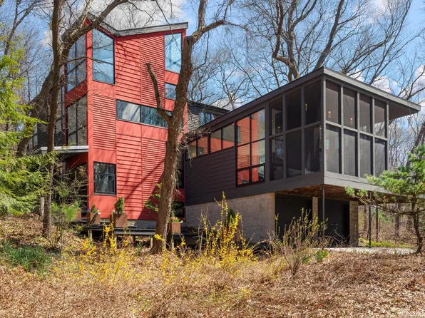 5 Cypress Ln, Dune Acres, IN 46304