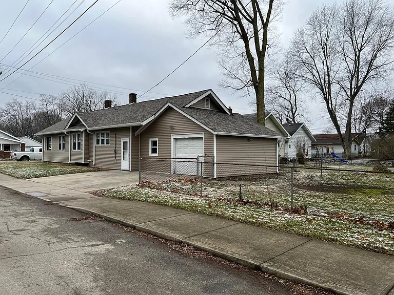 1704 W 8th St — Photo 2