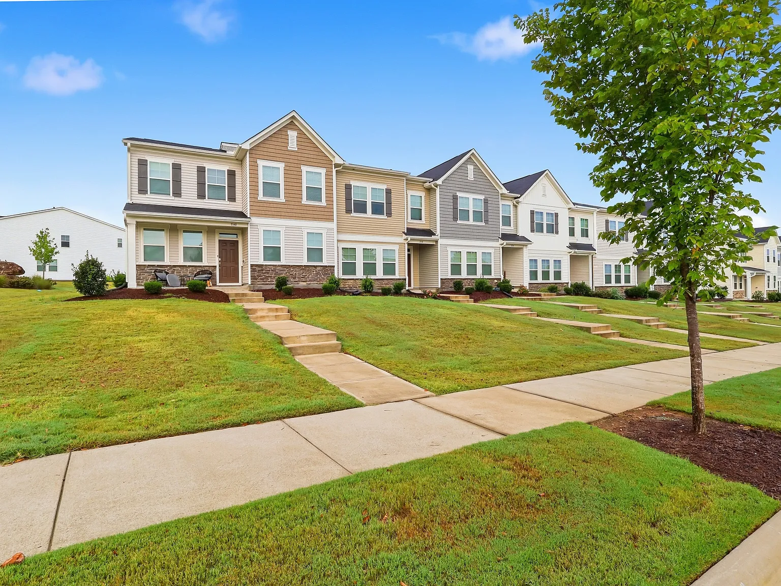 3 bed, 2012 sqft, $2,095 — Photo 3