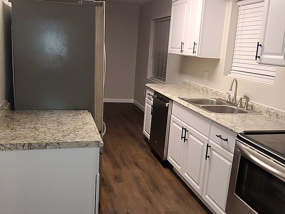 5th image of 703 E Wilbarger St