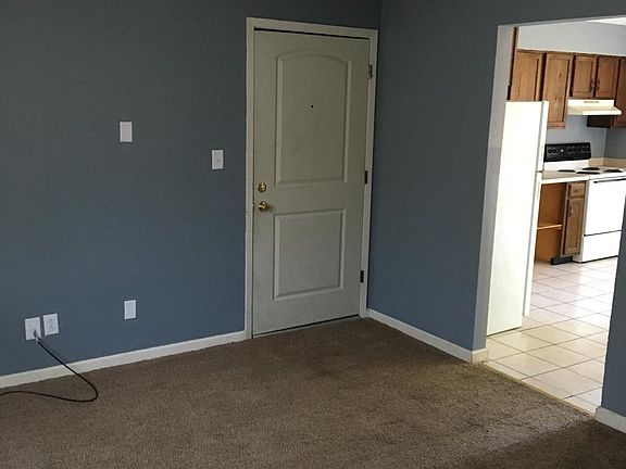 3rd image of 608 Sycamore Cir APT 4