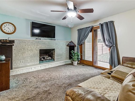 4th image of 1092 E Dartmoor Ave