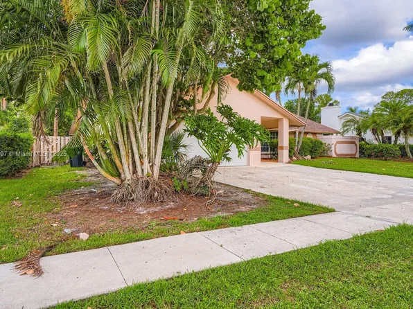836 Blueberry Dr, Wellington, FL 33414
