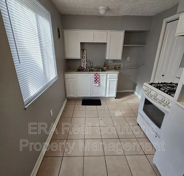 281 S Napoleon Ave #B — Photo 2