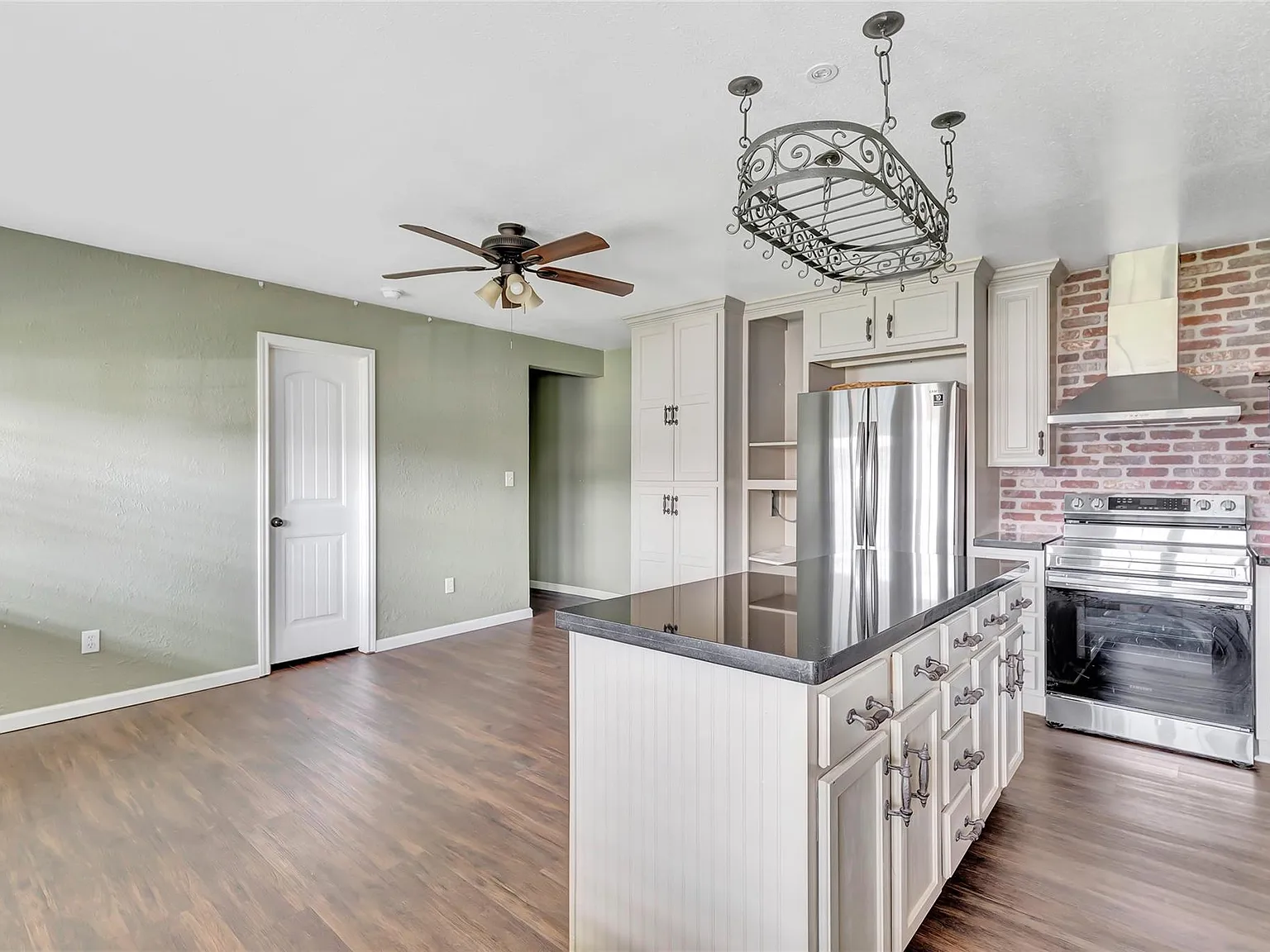 2 bed, 1.0 bath, $1,350 — Photo 4