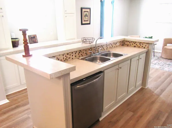 806 Hough Ave, Adkins, TX 78101