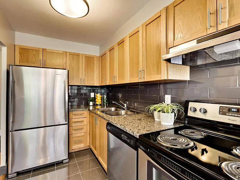 680 Roselawn Ave — Photo 103
