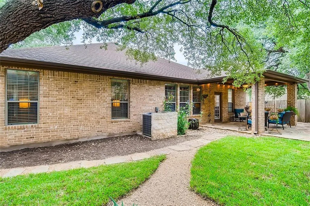3 bed, 3.0 bath, 2758 sqft, $2,350 — Photo 4