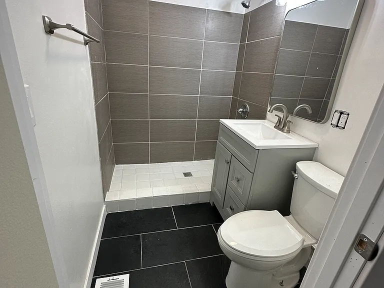 1503 W Nelson St #1F — Photo 2