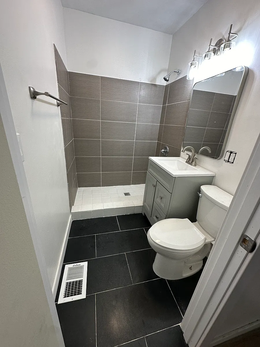Building Photo - 1503 W Nelson St #1F