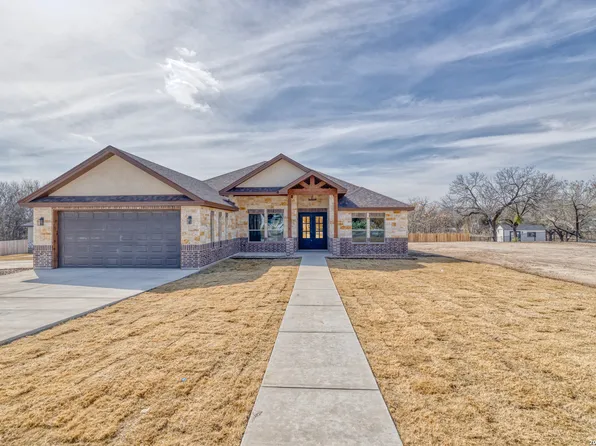 239 Country Club Ln., Uvalde, TX 78801