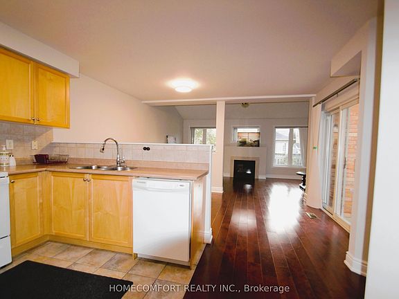 4th image of 28 Deerwood Cres