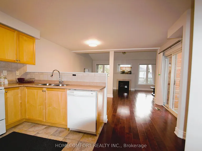 28 Deerwood Cres — Photo 4