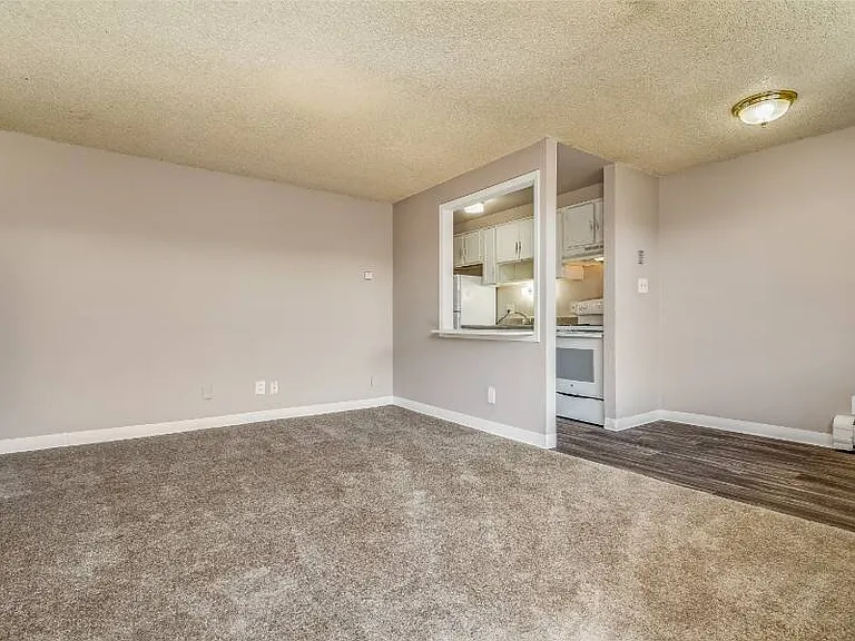 Bridge Square Apartments — Photo 9