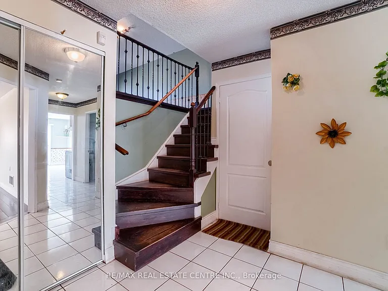 3725 Althorpe Cir N — Photo 21
