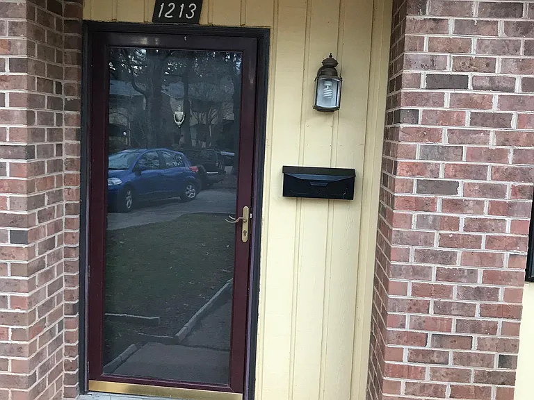 1213 Schaub Dr — Photo 2