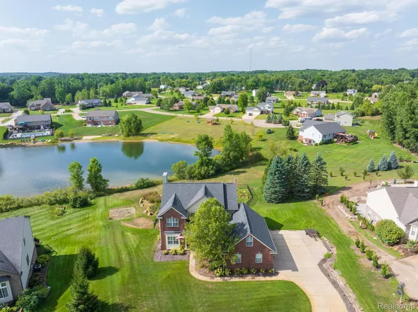 4755 S Quarry Crk, White Lake, MI 48383