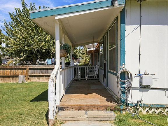 3rd image of 1074 Park Ln