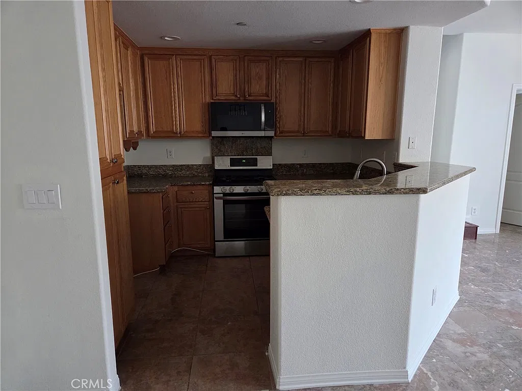 3 bed, 1300 sqft, $3,300 — Photo 3