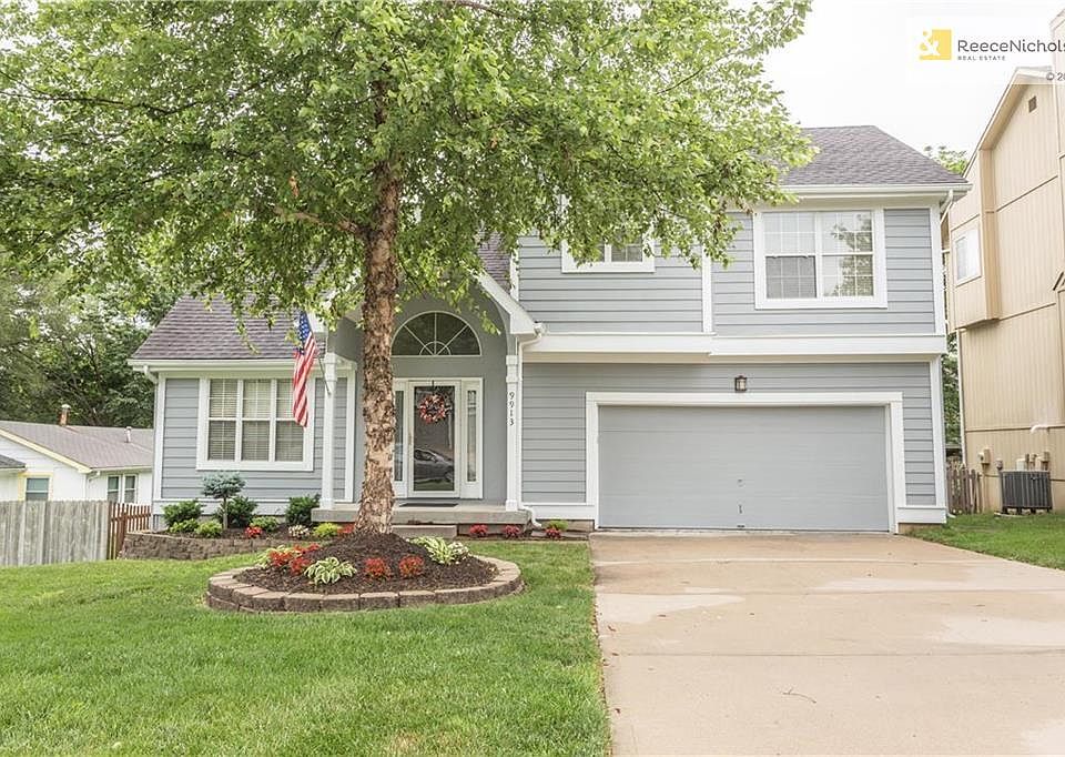 This gorgeous California Split has new exterior paint and lighting as well as great curb appeal!
