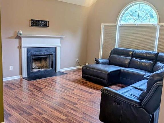 3rd image of 156 Diamond Ct