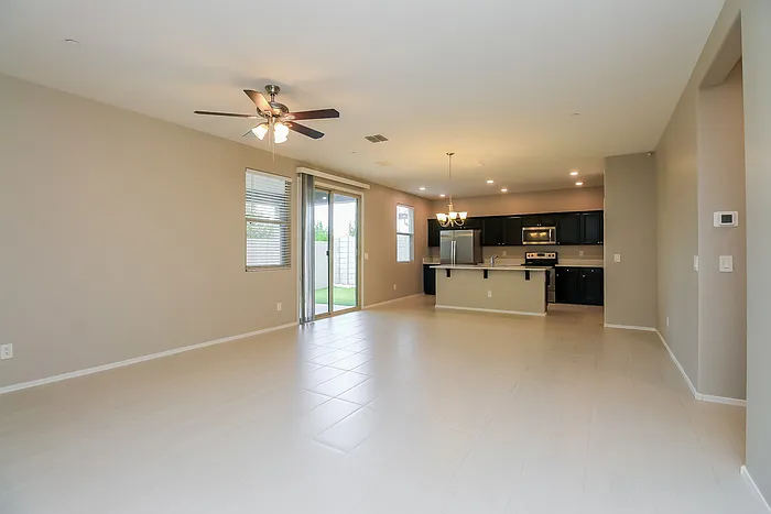 3 bed, 2.0 bath, 1712 sqft, $2,345 — Photo 4