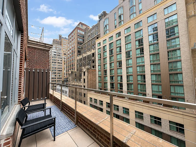 321 W 37th St #PENTHOUSE — Photo 6