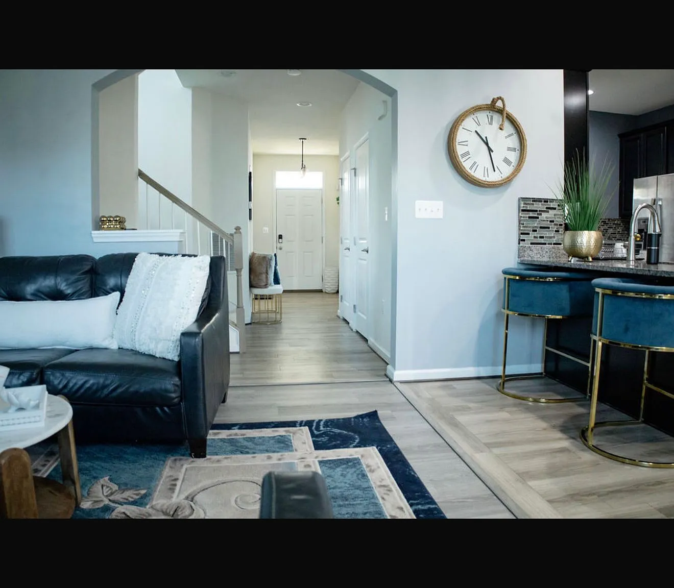 4 bed, 2.5 bath, 2800 sqft, $6,000 — Photo 2