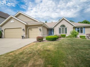 8029 S Meadowcreek Ct, Franklin, WI 53132