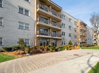8210 Elmwood St #301, Skokie, IL 60077