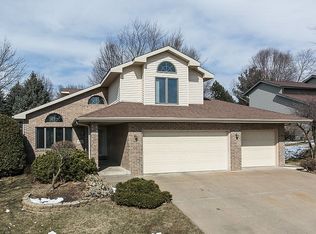 3115 Castle Woods Ln, Dubuque, IA 52001