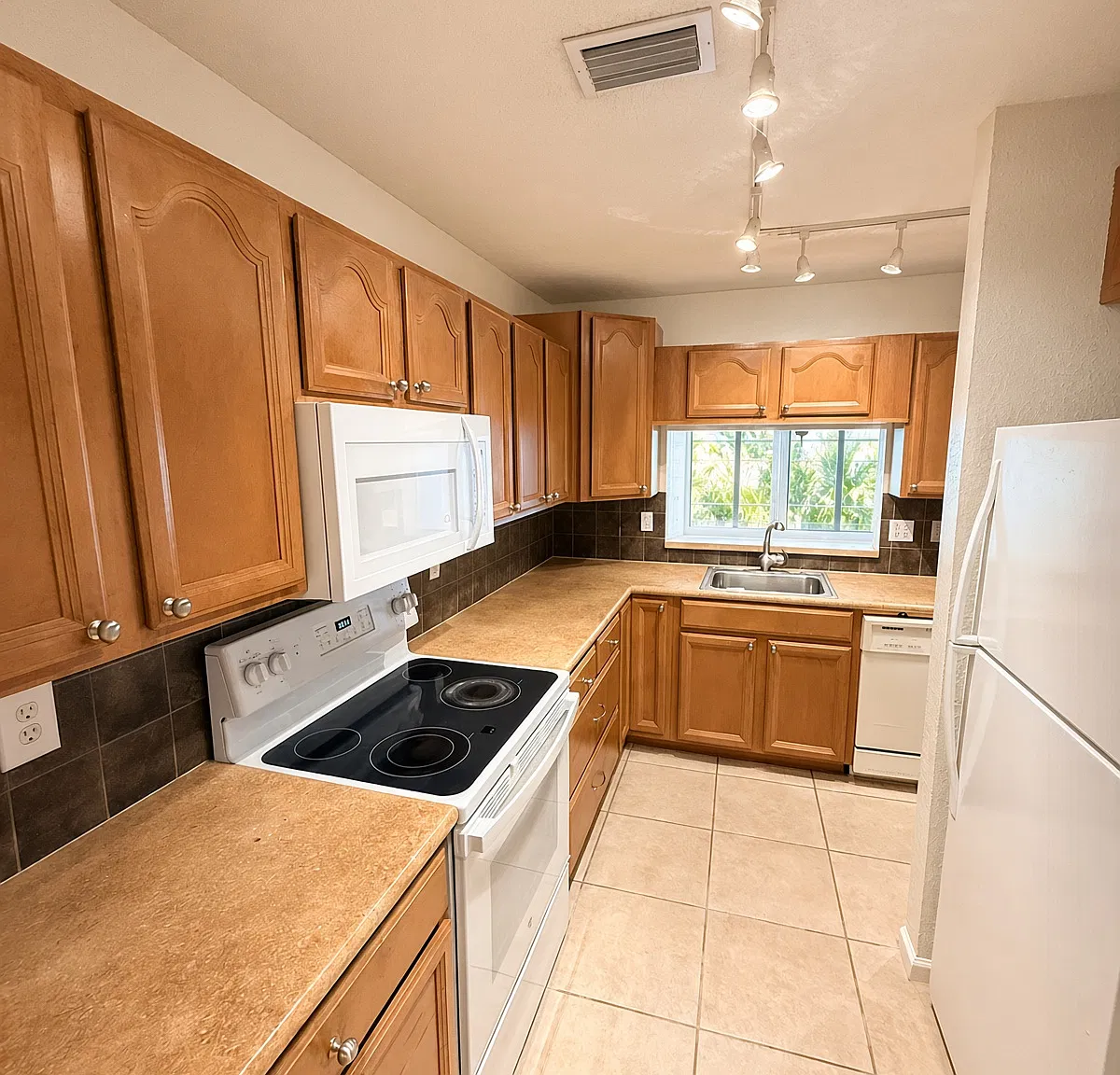 2 bed, 1064 sqft, $1,650 — Photo 3