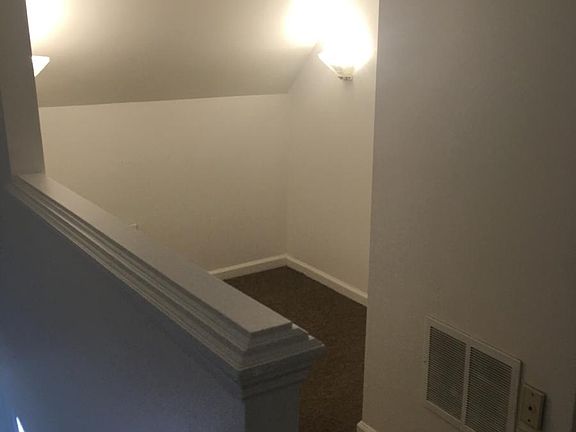 5th image of 222 Arbutus Ave