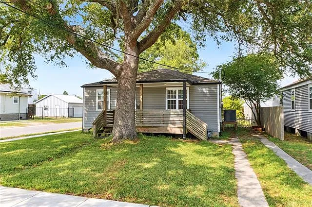 3 bed, 2.0 bath, 1350 sqft, $2,300 — Photo 2
