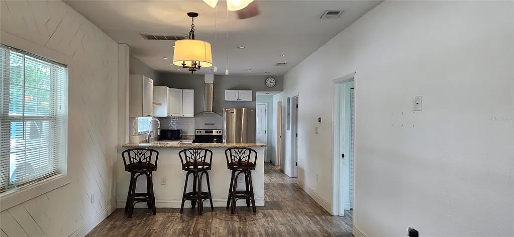 3 bed, 1.0 bath, 1018 sqft, $2,200 — Photo 4