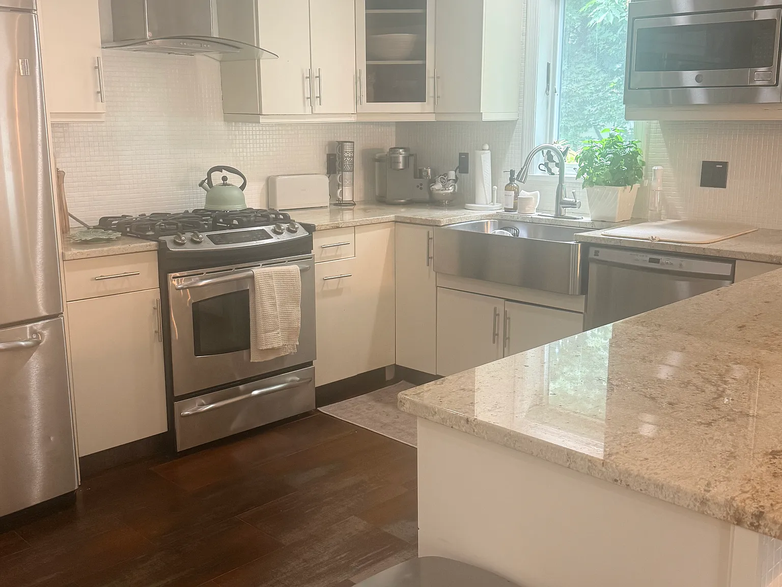 3 bed, 2460 sqft, $10,000 — Photo 4