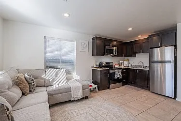 427 Sykes Cir — Photo 2