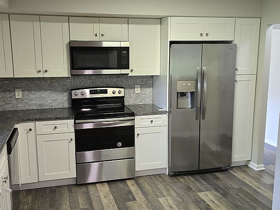 4th image of 70 Colonial Dr