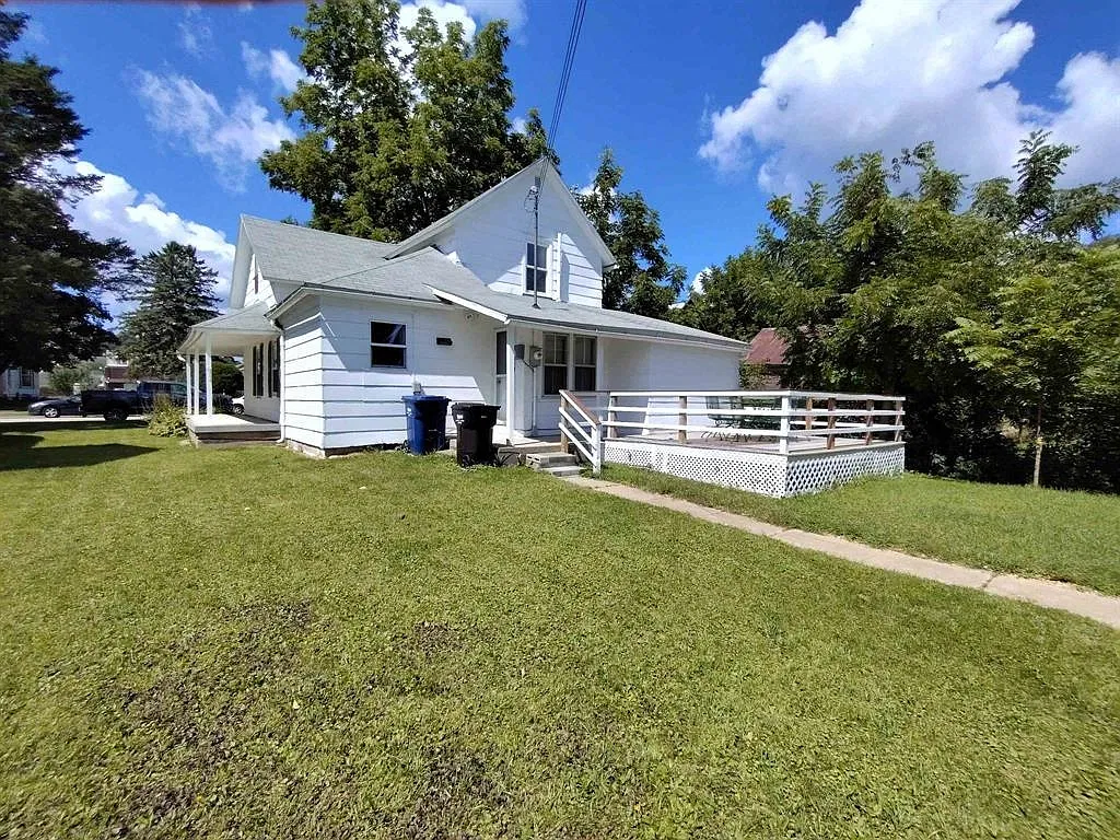3 bed, 1.0 bath, 1412 sqft, $975 — Photo 2