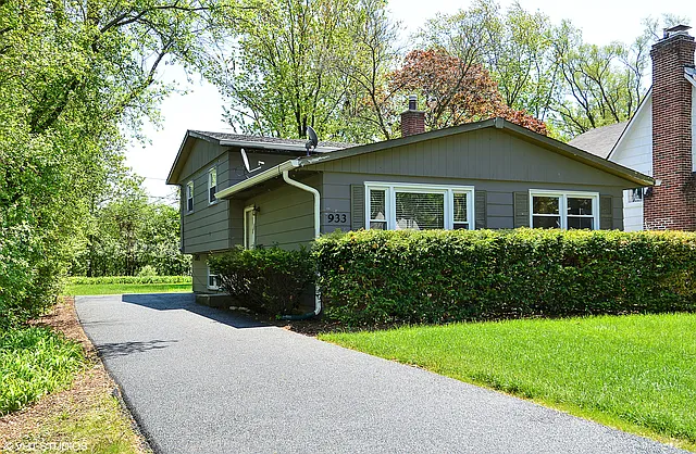 933 Windsor Rd photo 1