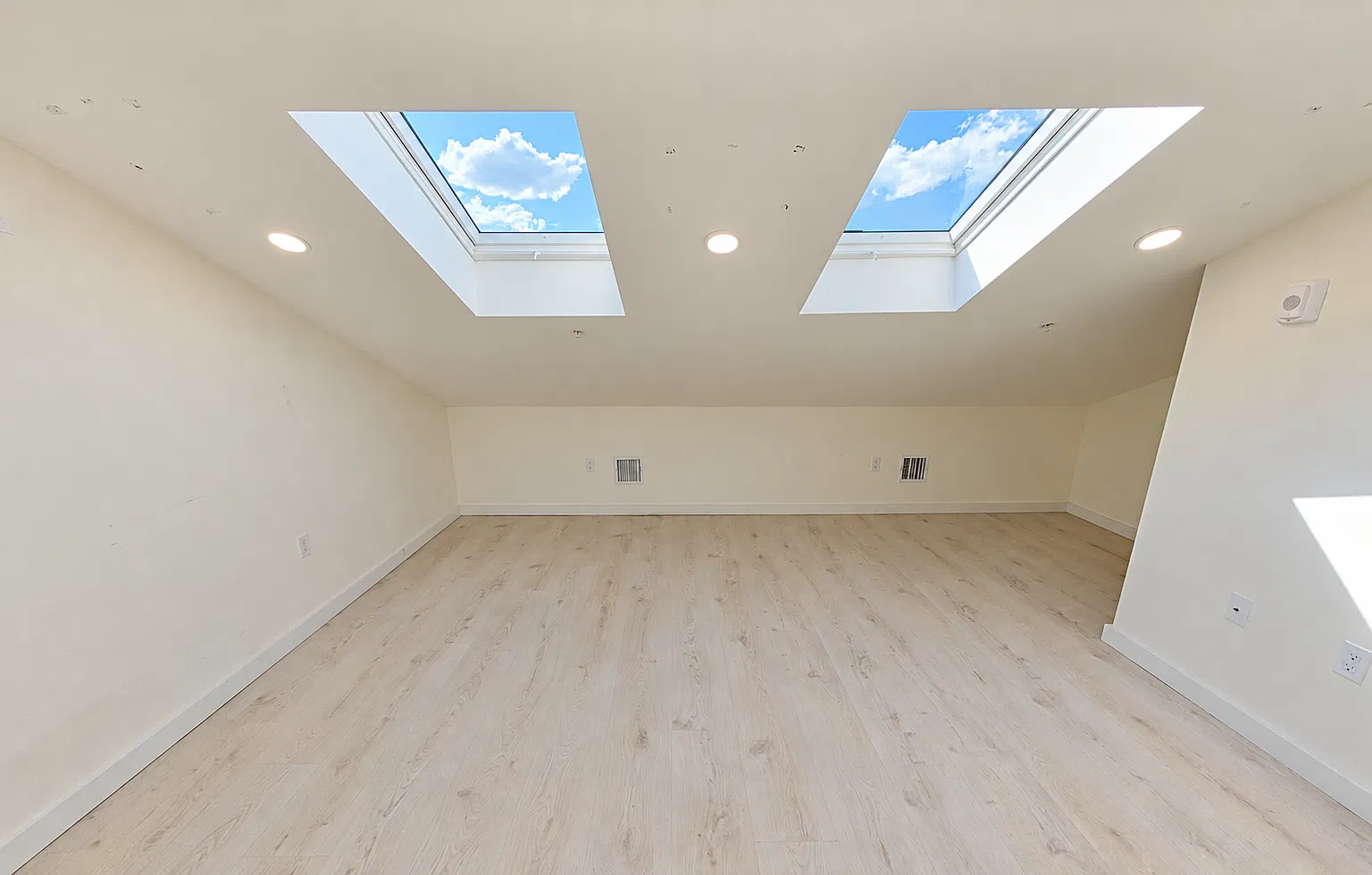 3 bed, 959 sqft, $6,295 — Photo 3