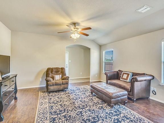 4th image of 1325 Sweetgum Dr