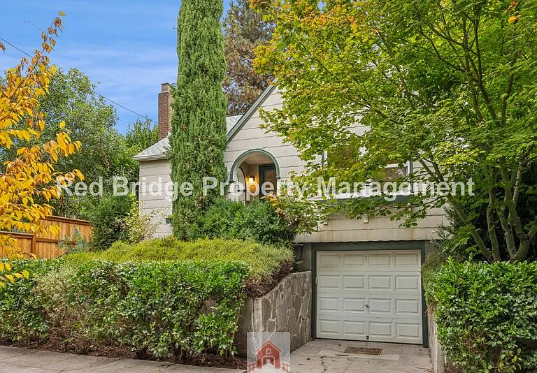 2619 NE Flanders St — Photo 3