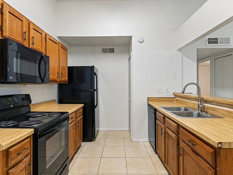 447 Vincent St — Photo 13
