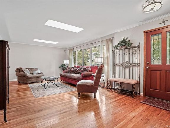 5th image of 11 Leawood Dr